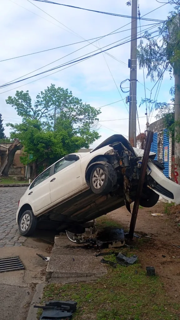 Paraná: Perdió el control del auto y terminó montado sobre una estructura metálica
