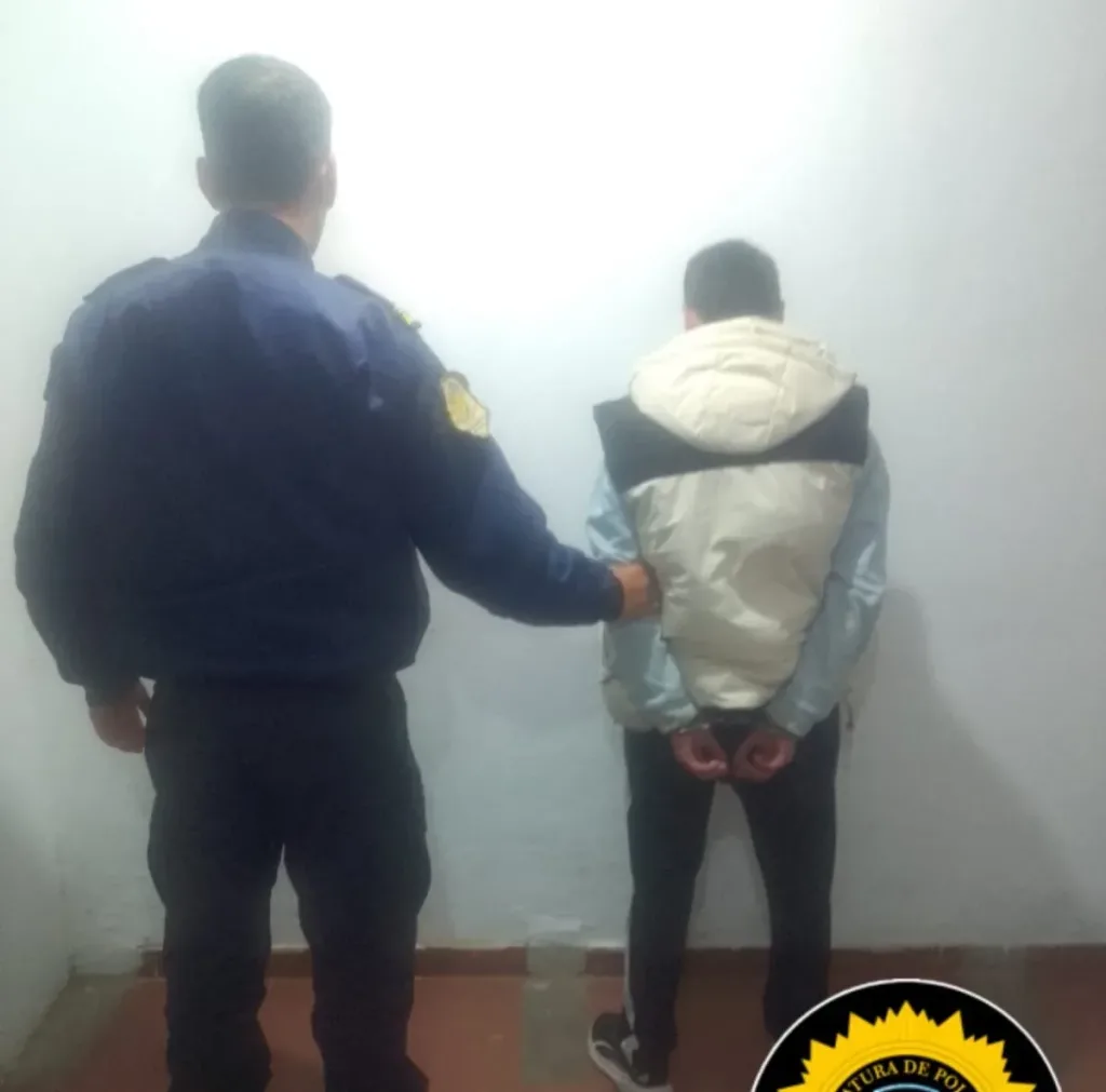 Intentó escapar de la Policía a alta velocidad, cayó de la moto y terminó detenido