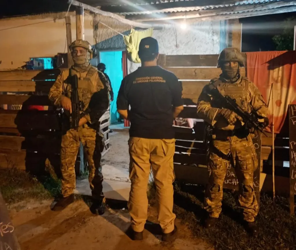 Tres personas detenidas tras un allanamiento por narcomenudeo en San Benito
