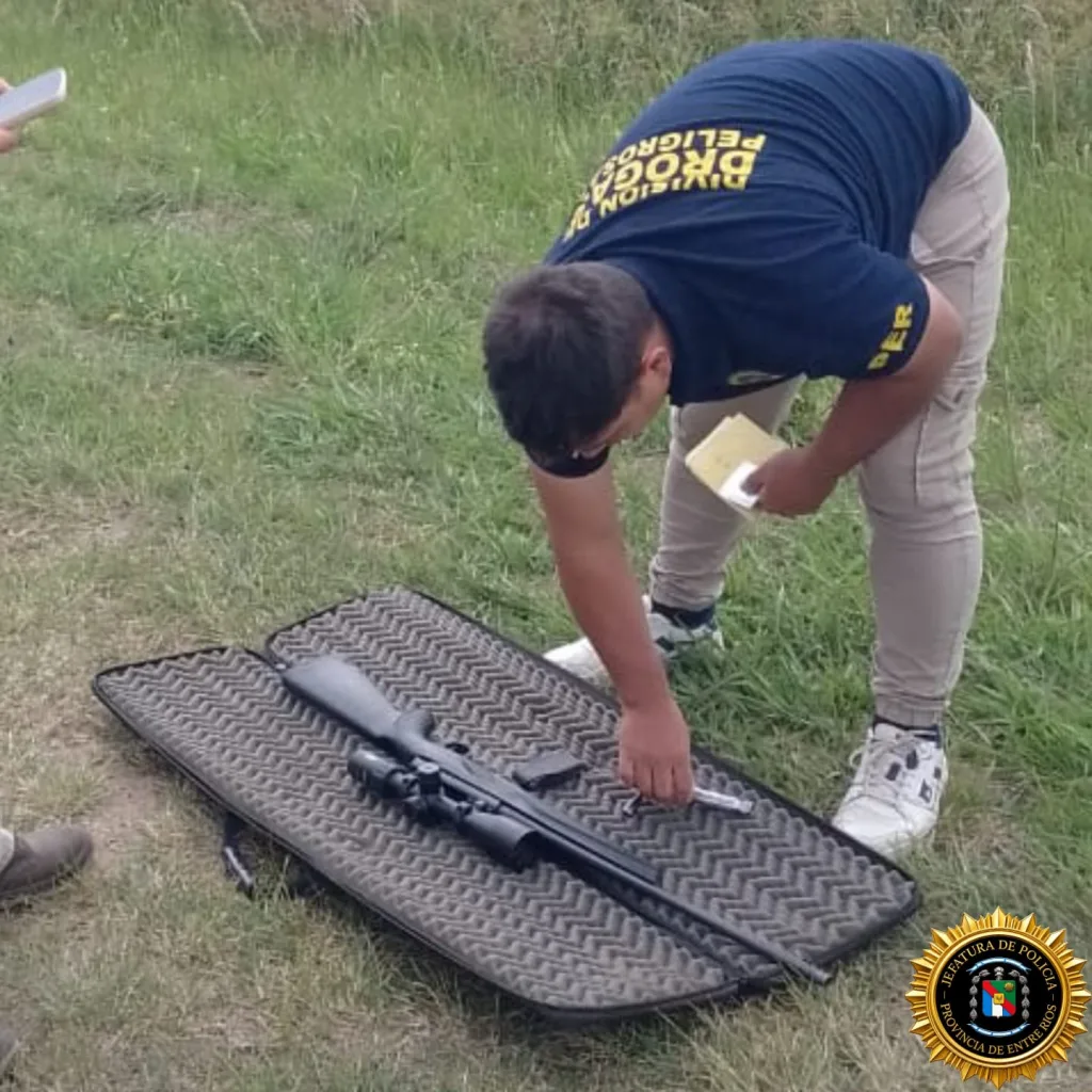 Intentaron escapar de un control policial en la Ruta 22 y les secuestraron un fusil