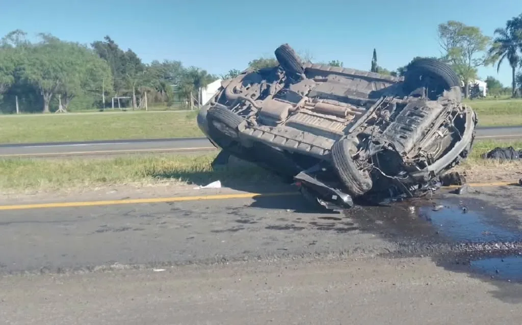 Un hombre sufrió una lesión grave y dos acompañantes tuvieron heridas leves tras el vuelco en la Ruta 14