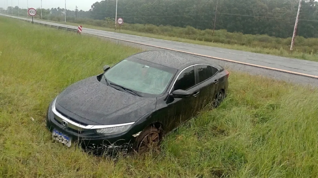 Un Honda Civic despistó e impactó contra el guardarraíl en la Autovía 14