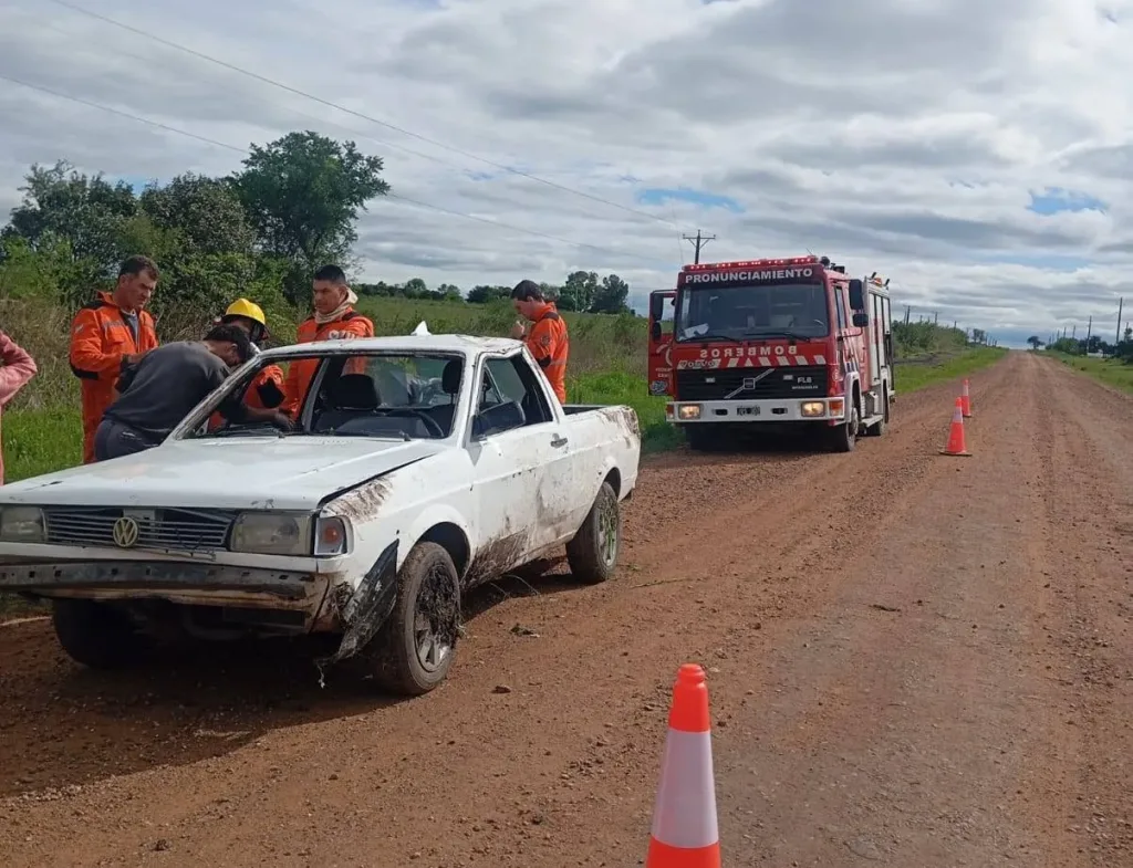 Despiste vehicular cerca de Primero de Mayo: los ocupantes fueron trasladados al hospital