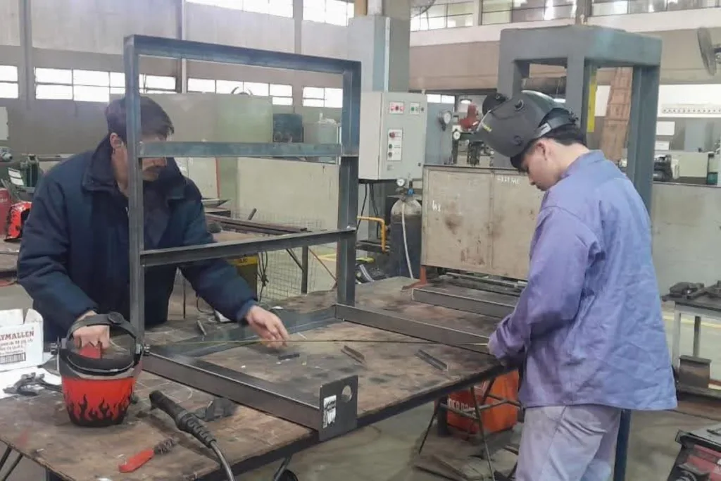 Estudiantes de la Escuela Técnica de Colón construyeron una rampa accesible para un centro de equinoterapia